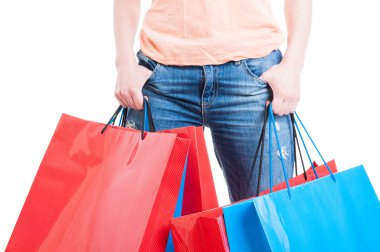 Kadın holding alışveriş torbaları ile alışveriş çılgınlığı kavramı