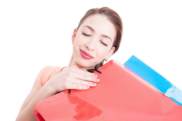 Mooie jonge vrouw voelt zich tevreden met haar boodschappentassen — Stockfoto