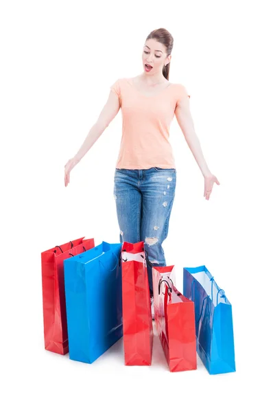 Vrouwelijke shopper staan en voelen enthousiast met veel KSTE — Stockfoto