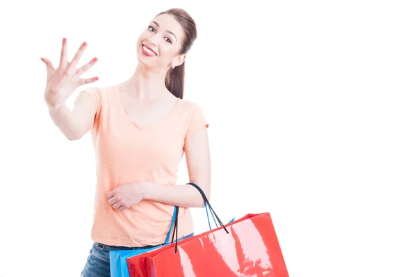 Shopper Lady Concept visar nummer fem med en hand — Stockfoto