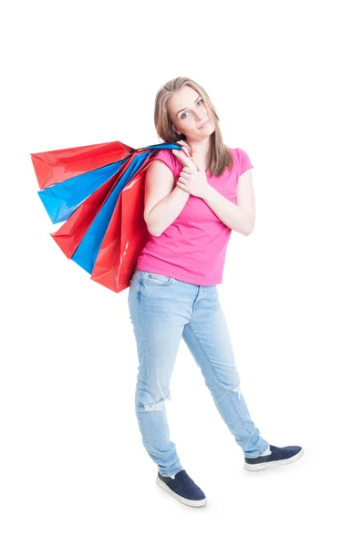 Schöne junge Frau mit Papiertüten im Rücken — Stockfoto