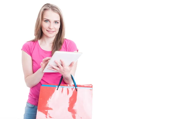 Modernes Online-Shopping-Konzept mit schöner Frau mit digi — Stockfoto