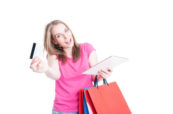 Sonriendo linda chica con tableta digital y tarjeta de crédito —  Fotos de Stock