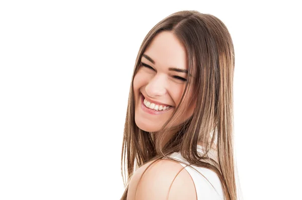Skönhet porträtt av vacker flicka med fräsch look leende — Stockfoto