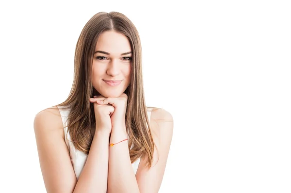 Retrato de jovem mulher bonita sorrindo e posando relaxado — Fotografia de Stock