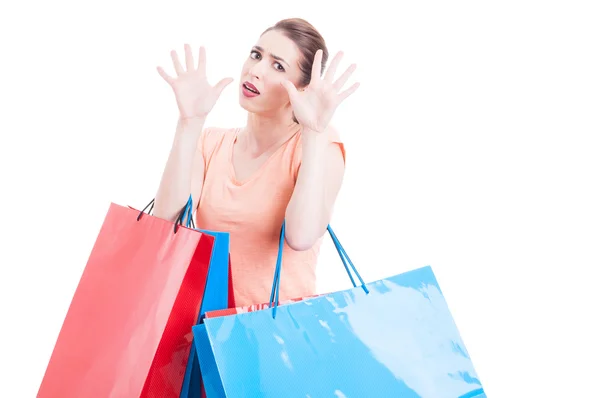 Mulher carregando compras sentindo medo ou medo — Fotografia de Stock