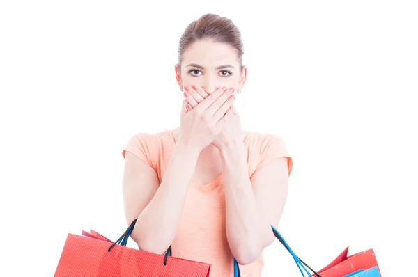 Mujer bonita sosteniendo bolsas de compras haciendo gesto mudo —  Fotos de Stock