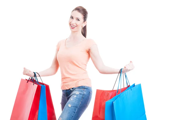 ギフト ショッピングの束を運ぶ女性バッグ笑みを浮かべて気持ち嘆願 — ストック写真