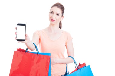 Hediye alışveriş torbaları boş cellpho gösterilen avuç taşıyan kadın