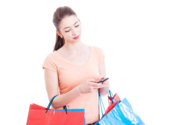 Kadın manifatura alışveriş veya çevrimiçi bankacılık denetleme