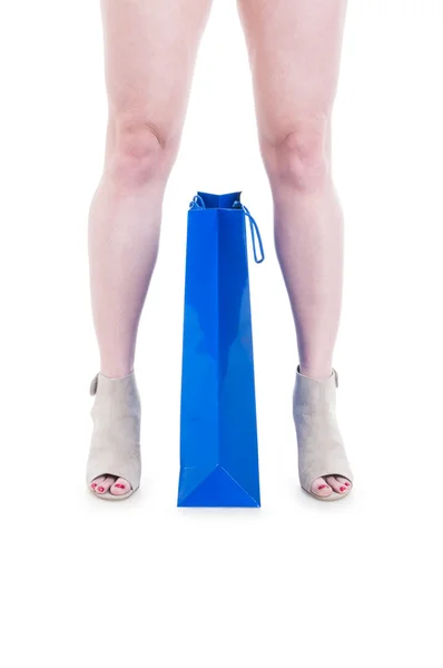 Nahaufnahme weiblicher sexy Beine und blauer Einkaufstasche — Stockfoto