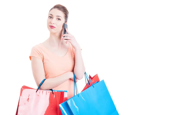 Donna che tiene borse della spesa con una telefonata — Foto Stock