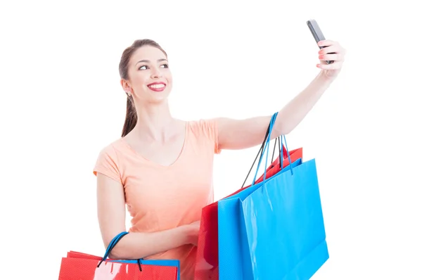 Nő, könyv bevásárló táskák, mosolyogva, és figyelembe selfie — Stock Fotó