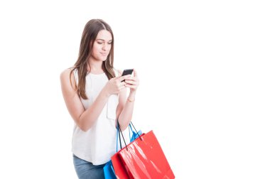 Kadın manifatura cep telefonu üzerinde alışveriş ve çanta holding