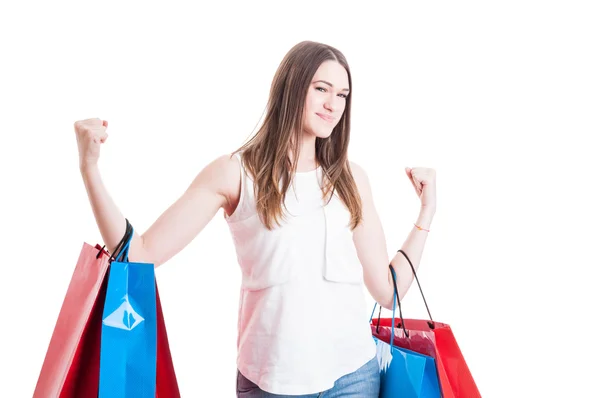 Vrolijk lachende vrouw bedrijf boodschappentassen handelen als een winnaar — Stockfoto