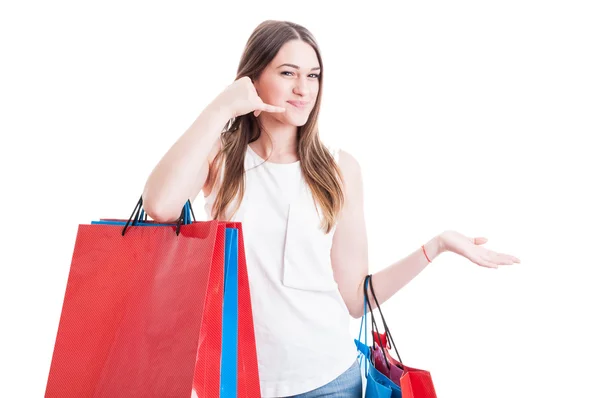 Positives Mädchen beim Einkaufen macht eine Anrufgeste mit der Hand — Stockfoto