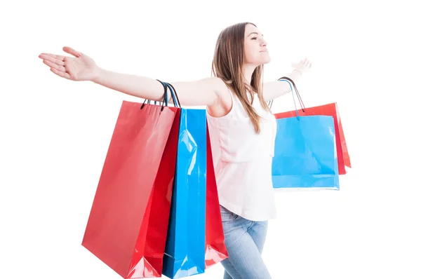 Έννοια ελευθερία με όμορφη shopaholic στέκεται με τα χέρια wid — Φωτογραφία Αρχείου