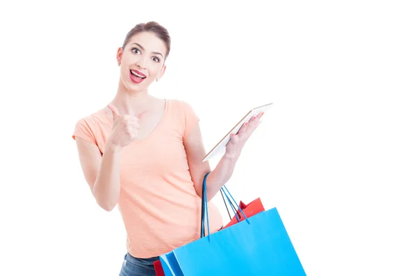 Gesto di approvazione per lo shopping online con la donna in possesso di carta — Foto Stock