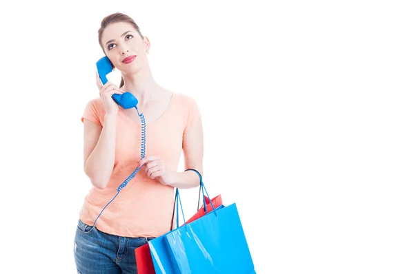 Pretty lady shopper sosteniendo receptor de teléfono como ayuda con — Foto de Stock