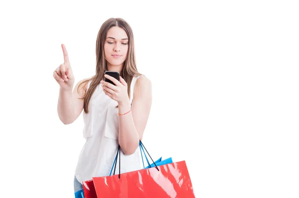 Wacht een minuut concept met jonge shopaholic leest iets im — Stockfoto