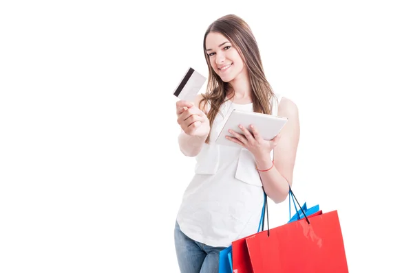 Giovane cliente carino facendo uso di tablet per lo shopping online — Foto Stock