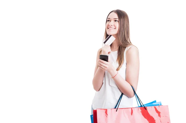 Jonge Kaukasische shopper met credit card en smartphone — Stockfoto