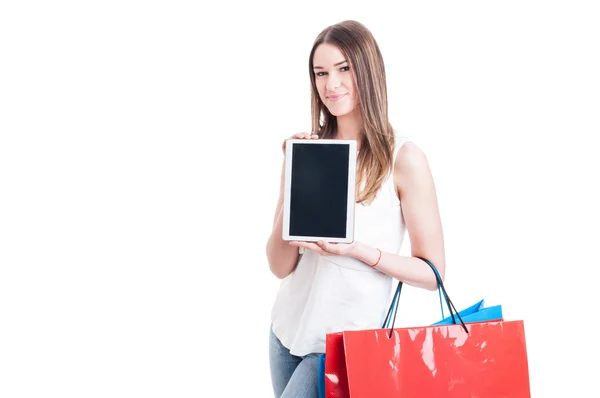 Shopaholic chica bonita sosteniendo la tableta moderna PC con solapa en blanco — Foto de Stock