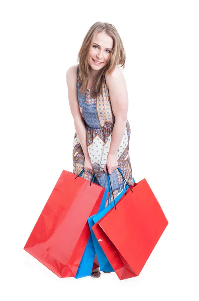 Renkli alışveriş torbaları tutarak ve gülümseyerek mutlu bir kadın — Stok fotoğraf