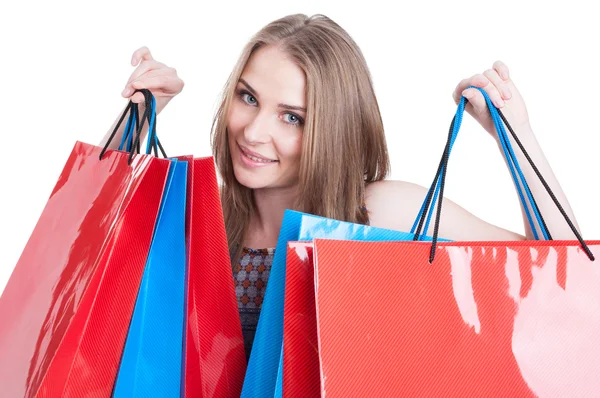 Closeup retrato de bela mulher sorridente mostrando saco de compras — Fotografia de Stock