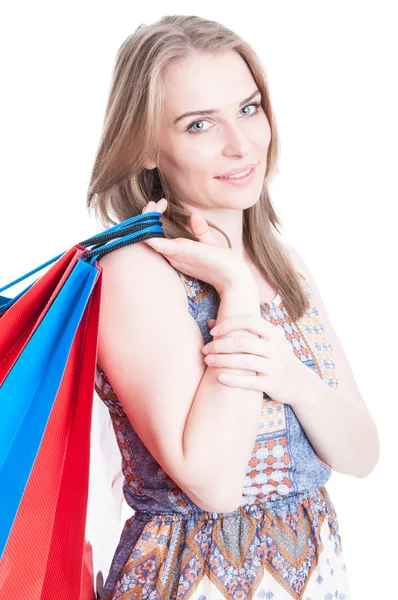 Retrato de shopaholic atraente sorrindo e levando compras — Fotografia de Stock