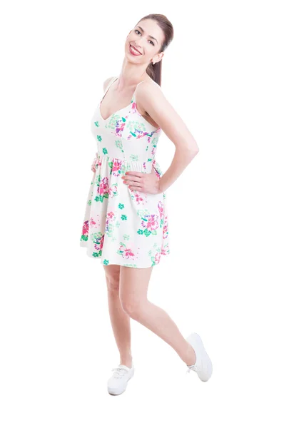 Lado bonita senhora posando estúdio de comprimento total usando vestido de verão — Fotografia de Stock