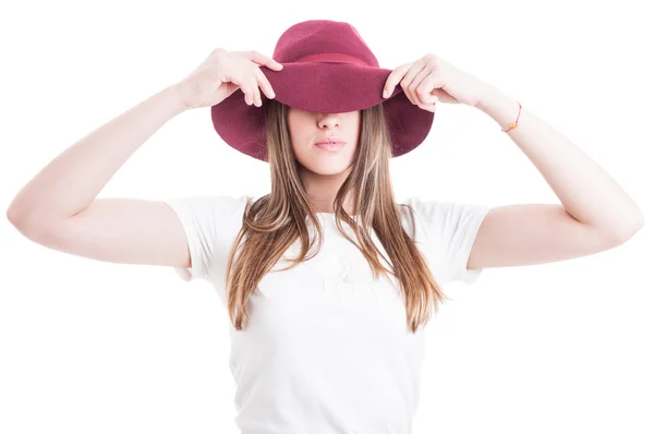 Misterioso hipster che indossa abbigliamento casual e cappello con tesa grande — Foto Stock