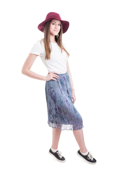 Attraktive hübsche Mädchen mit Hut tragen modische lässige Kleidung — Stockfoto