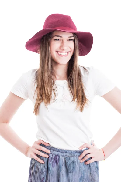 Feliz joven hipster sonriente en traje casual con sombrero grande —  Fotos de Stock