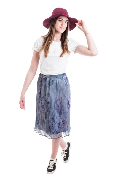 Молодая стильная девушка в модной одежде и шляпе — стоковое фото