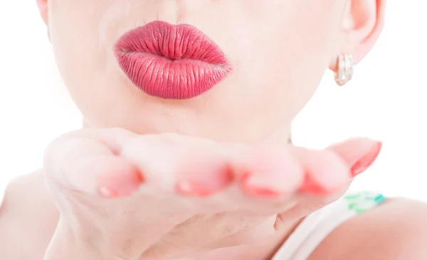 Labios rojos soplando un gesto beso concepto aislado — Foto de Stock