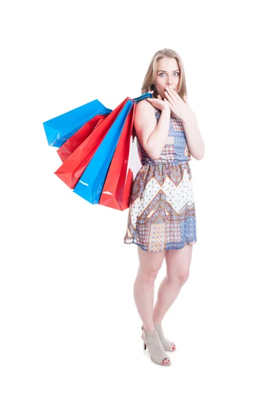 Hermosa mujer de moda haciendo compras y buscando sorprendido — Foto de Stock