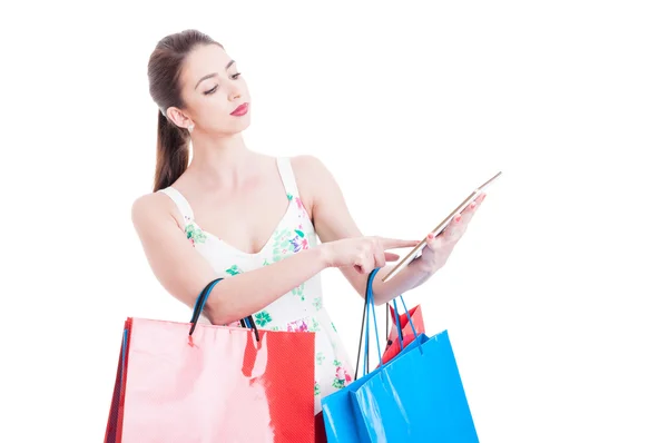 Giovane signora al controllo dello shopping o bancario su tablet — Foto Stock