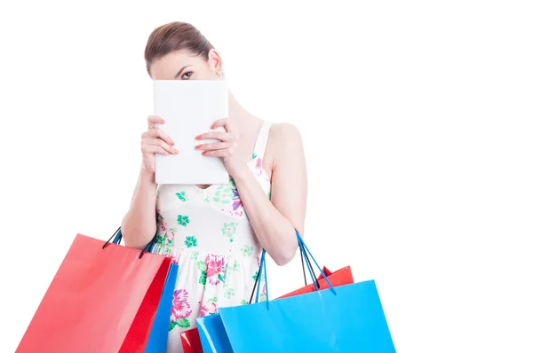 Mujer en las compras escondido sobre una tableta —  Fotos de Stock