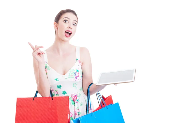 Bonita senhora segurando sacos de compras e tablet ter uma ideia — Fotografia de Stock