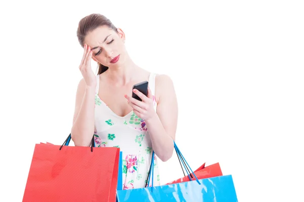 美しい女性の買い物客の携帯電話を見て、混乱を感じています。 — ストック写真