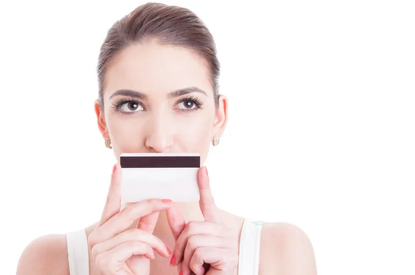 Красива жінка обличчям з закритим ротом за кредитною дебетовою карткою — стокове фото
