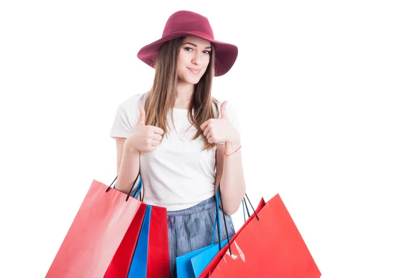 Chica joven de moda haciendo doble como gesto y llevando ba — Foto de Stock