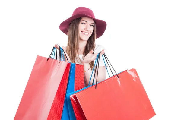 Portret van stijlvolle shopper holding kleurrijke boodschappentassen en s — Stockfoto