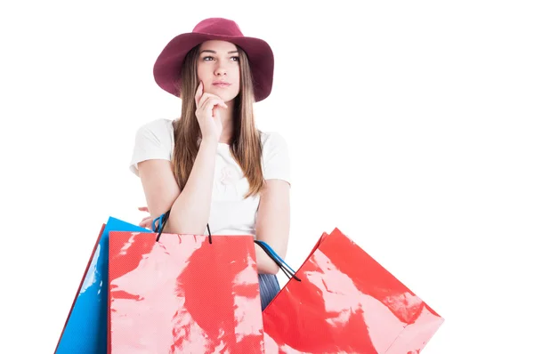 Seria joven modelo en compras buscando pensativo — Foto de Stock