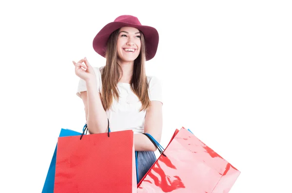 Vrolijke mooie vrouw met een geweldig idee bij het winkelen — Stockfoto