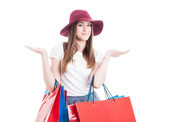 Mujer sonriente positiva con bolsas de compras con las manos extendidas —  Fotos de Stock