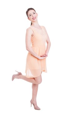 Kadın yazlık elbise ve topuklu güzel varlık olarak poz