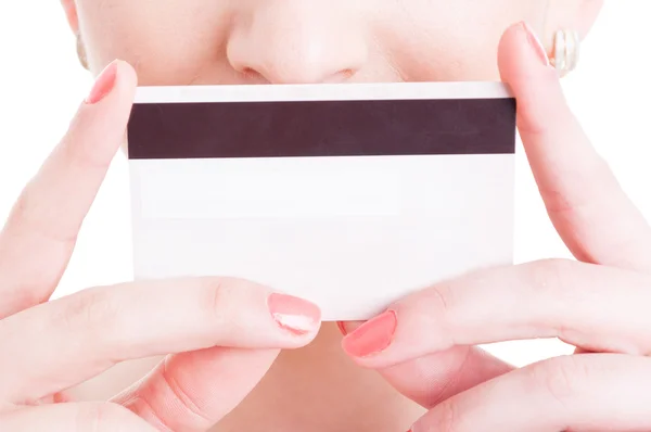 Vrouw met creditcard debet aan de voorkant van de mond — Stockfoto
