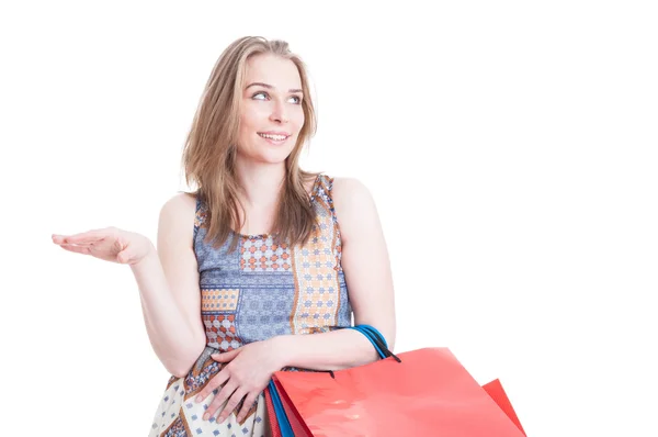 快乐的年轻顾客在购物和闲聊在她的莱什 — 图库照片